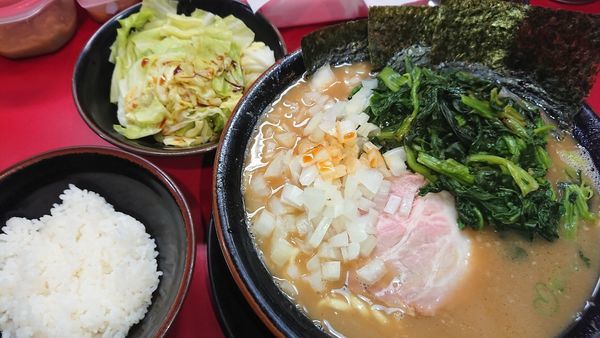 「中盛ラーメン(770円)キャベツ(100円)玉ねぎ(70円)」@家系ラーメン とらきち家の写真