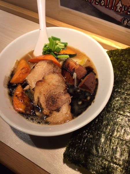 「限定・モグラブラックラーメン 900円（角煮クーポン利用）」@八王子 麺屋土竜の写真