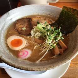 豚骨煮干しラーメン