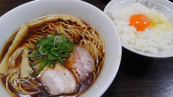 「醤油ラーメン680円＋卵かけご飯120円＝800円」@かしわぎの写真