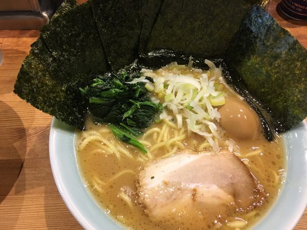 「豚骨らーめん+味玉+ノリ」@鶴一家の写真