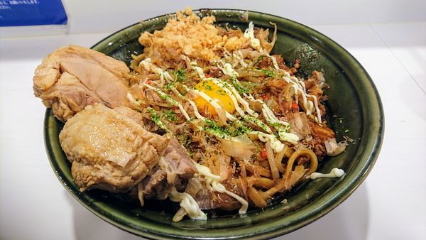 「【限定】オコノミヤキ(ニンニクマシ)+豚増し」@ハイパーファットンの写真