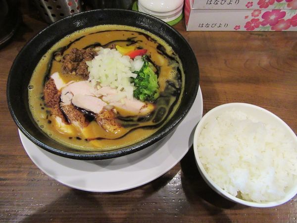 「咖喱らぁめん（８８０円）＋半ライス１００円」@麺匠 ことぶきの写真