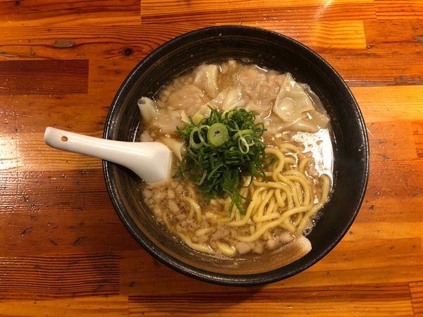 「煮干次郎らーめん (野菜焼豚抜き) +ワンタン」@瞠 池袋店の写真