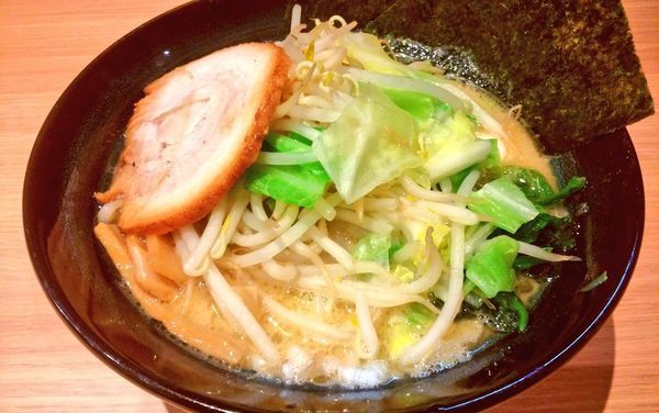 「醤油豚骨ラーメン並＋野菜」@松原家 天王町駅前店の写真