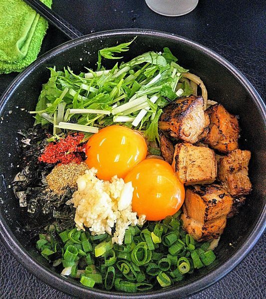 「看板のまぜそば 卵黄Ｗ 900円」@あらし 新鵜沼駅前店の写真