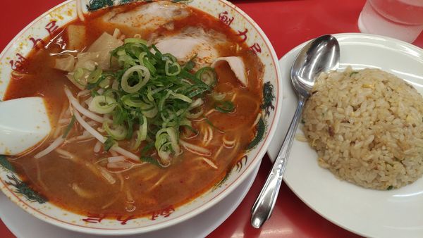 「辛味噌ラーメン+半炒飯」@ラーメン魁力屋 一之江店の写真