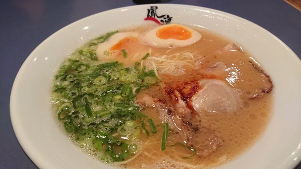 「味玉らーめん」@らーめん屋 鳳凛 春吉店の写真