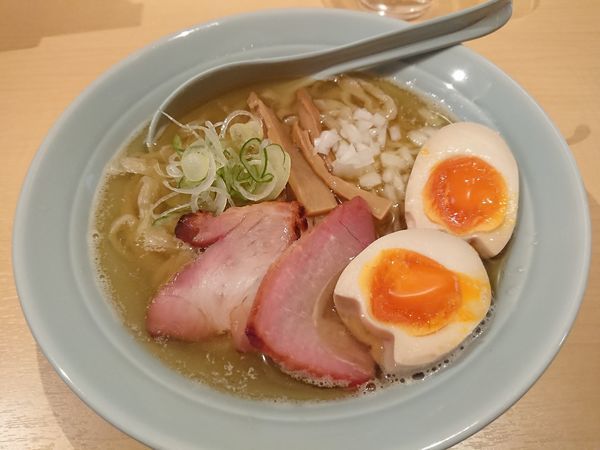 「味玉入り中華そば(塩) 850円」@中華そば 麦萬の写真