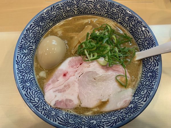 「濃厚魚介豚骨味噌ラーメン800円、味玉100円」@濃厚つけ麺・ラーメン 八重桜の写真