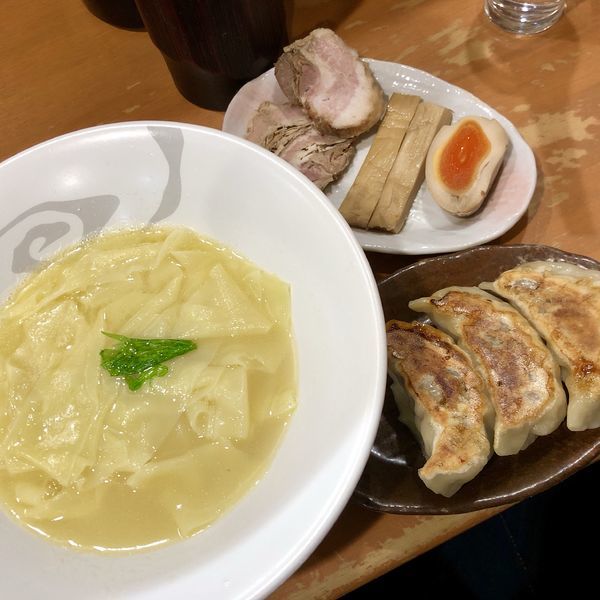 「ひもかわらぁめん（塩）＋爆じゅう餃子（３個）」@爆じゅう餃子 餃点の写真