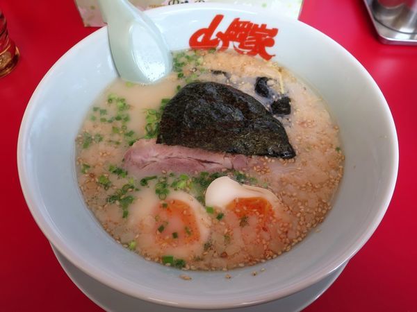 「朝ラーメン ４５０円 ※バリカタ・梅抜き・背脂に変更・味玉」@ラーメン山岡家 上三川店の写真