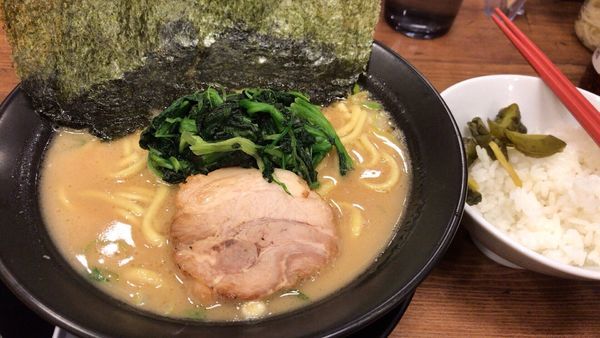 「豚骨醤油ラーメン」@横浜家系ラーメン 武骨家 恵比寿店の写真