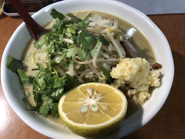 「グリーンカレーラーメン＋かぼす＋パクチー」@萬馬軒 花橙の写真