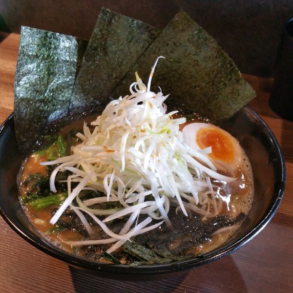 「焼き煮干しラーメン」@ラーメン 萩原家 藤沢店の写真
