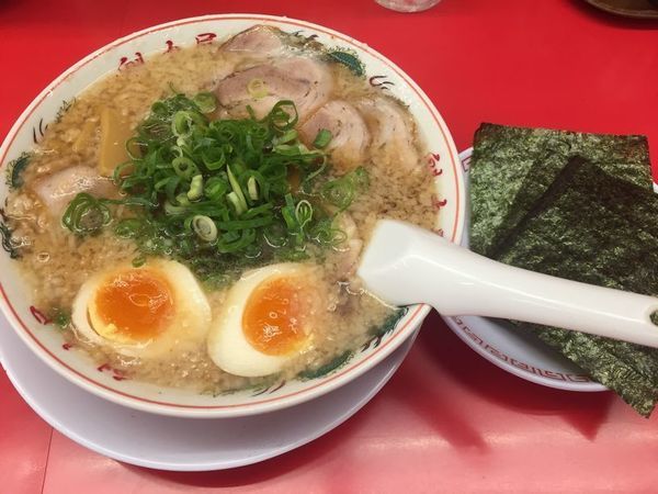 「特製醤油厳選全部のせラーメン」@ラーメン魁力屋 五反田店の写真