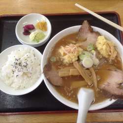 醬油ラーメン太麺＋半チャーシュー＋ショウガダブルと半ライス