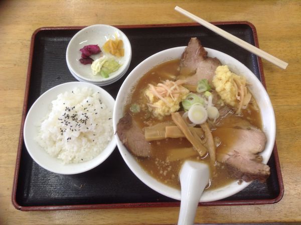「醬油ラーメン太麺+半チャーシュー+ショウガダブルと半ライス」@らーめん 吉ちょうの写真