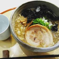 背脂濃厚煮干ラーメン