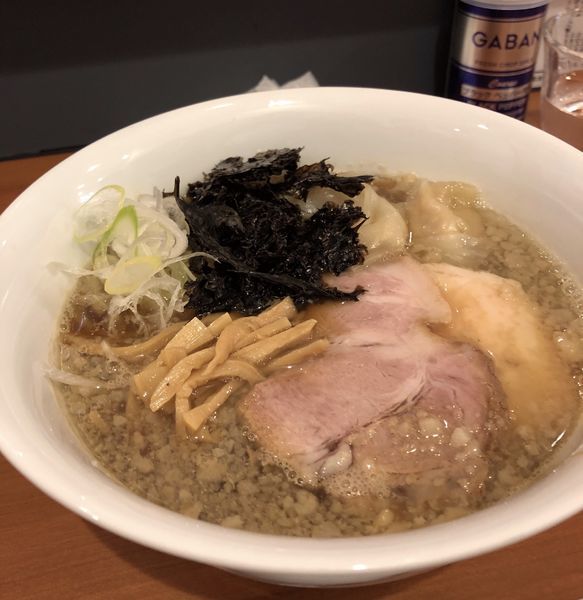 「煮干ラーメン800円＋ワンタン」@自家製手もみ麺 鈴ノ木の写真