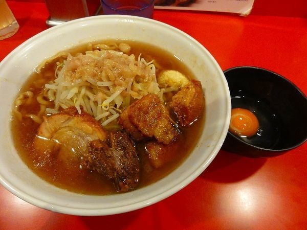 「ラーメン700円　トロトロ豚100円　生卵50円ニンニク脂」@麺屋 桐龍の写真