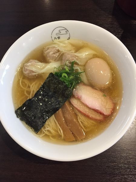 「肉ワンタン麺 白だし ハーフ、味玉」@八雲の写真