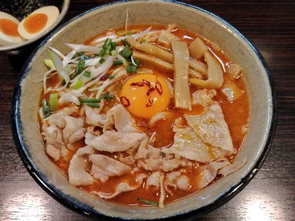 「期間限定 旨辛肉玉拉麺」@麺道 くろとんの写真