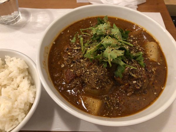 「ポークビンダルラーメン + 追い飯」@築地スパイス食堂 かぶとの写真