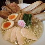 「青森シャモロック鶏清湯　塩鶏中華そば特製三種肉盛り１１００円」@麺処 若武者の写真