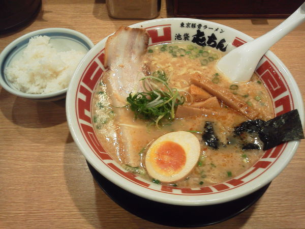 「東京豚骨ラーメン並 680円」@屯ちん 新宿店の写真