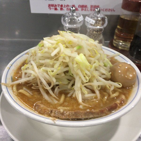 「赤らーめん 味玉 野菜多め」@らーめん大 本郷店の写真