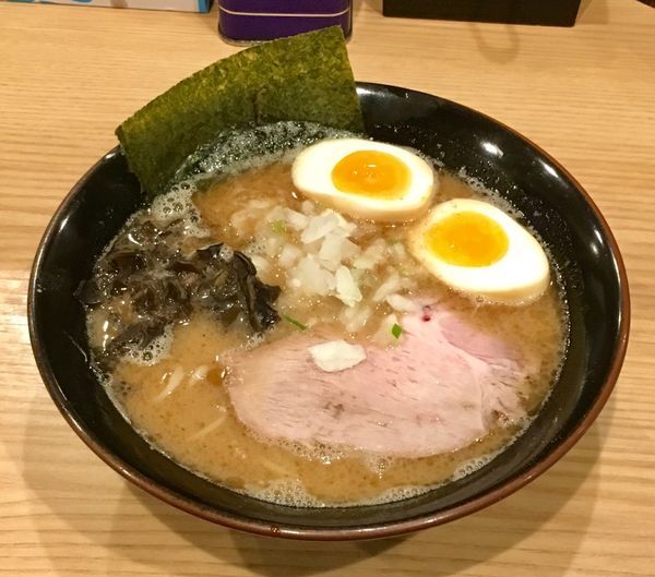 「とんこつ醤油ラーメン+味玉」@柴田商店の写真