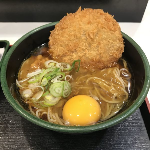 「【期間限定】メンチカツカレー（￥580）＋生玉子（クーポン）」@ゆで太郎 芝浦4丁目店の写真