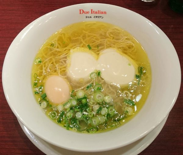 「らぁ麺フロマージュ＋味玉」@黄金の塩らぁ麺 due Italian 市ヶ谷店の写真