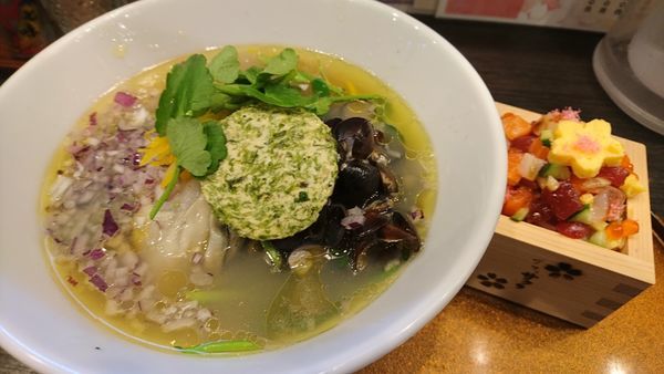 「４周年セット（塩海鮮ラーメン＋ちらし、１３００円）」@チラナイサクラの写真