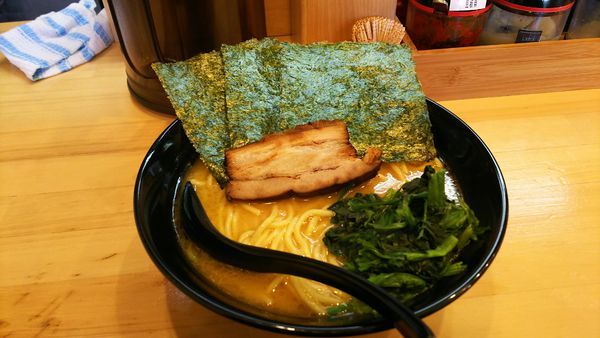 「豚骨醤油ラーメン」@家系らーめん 阿部家の写真