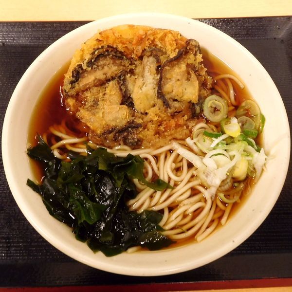 「たっぷりきのこのかき揚げそば（420円）」@一ぷく 橋本店の写真