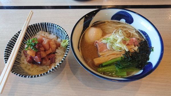 「【限定】トンコツマグロラーメン 750円 + ブリ丼400円」@寿製麺よしかわ 坂戸店の写真