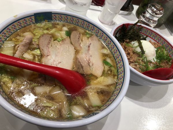 「おいしいラーメン+チャーシューそぼろ丼」@どうとんぼり神座 ペリエ千葉店の写真