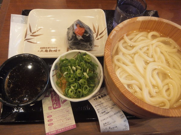 「釜揚げうどん並290円(半額140円)明太子おにぎり140円」@丸亀製麺 ハマサイトの写真