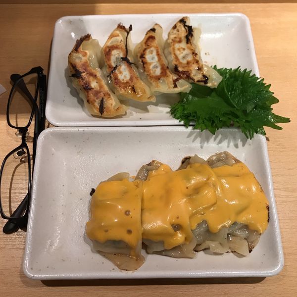 「チーズ焼き餃子／シソ巻き焼き餃子」@立呑み 神田屋の写真