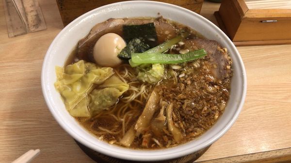 「数量限定 旨辛醤油ワンタンチャーシュー麺 大盛辛さ2倍+味付玉子」@支那そば 心麺の写真
