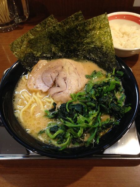 「濃厚豚骨ら〜めん750円 ほうれん草150円」@歩家の写真