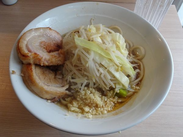 「ラーメン：300g（700円）野菜ニンニク」@麺屋 味方の写真