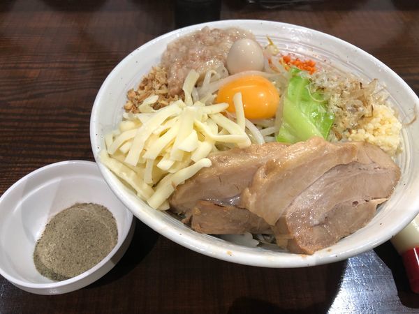 「まぜそば小800円、チーズ100円、煮干粉50円」@ギガムジャキの写真