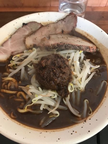 「濃厚黒味噌麺(大盛り)+焼豚」@丹行味素 北新横浜本店の写真