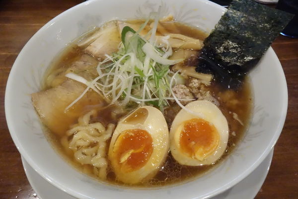 「空(醤油)+味玉」@麺処 空山の写真