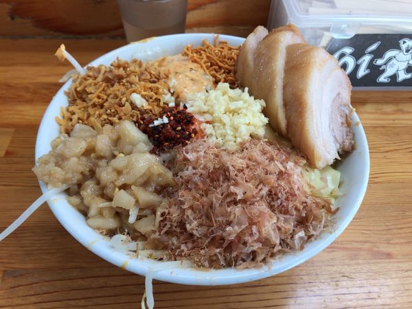 「まぜそば+子豚」@ハイマウントの写真