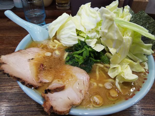 「ラーメン　中（１．５玉）　※麺硬め　＋生キャベツ：サービス券」@豚骨醤油ラーメン まじめ家の写真