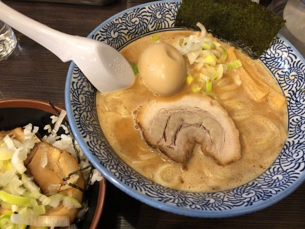 「燻製味玉濃厚魚介らーめん + チャーシュー丼」@豚骨一燈 立川の写真